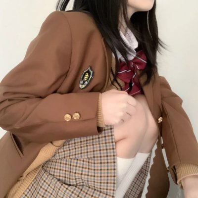 她在这里